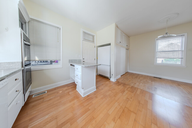 Building Photo - 1648 W Cullerton St