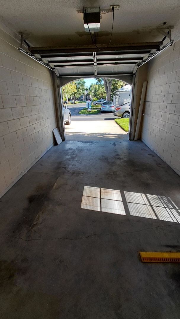 Building Photo - Beautiful townhome near Universal and Mill...