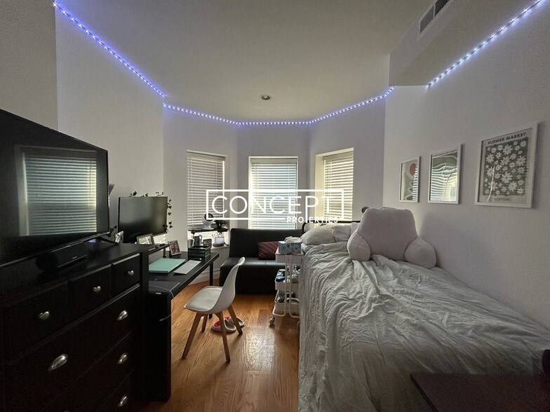 Building Photo - 64 Louis Prang St