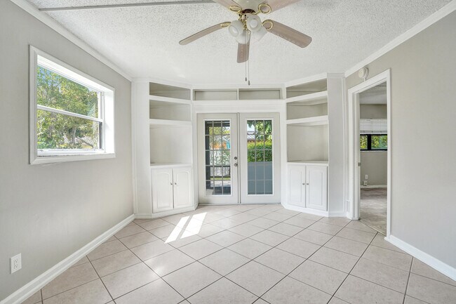 Building Photo - 10585 Royal Palm Blvd