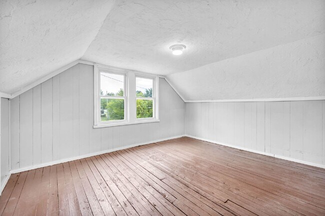 Building Photo - Newly renovated 4 bedroom HALF OFF MAY RENT