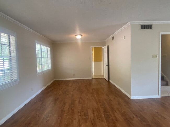 Building Photo - LARGE 4 BEDROOM BELTON ISD