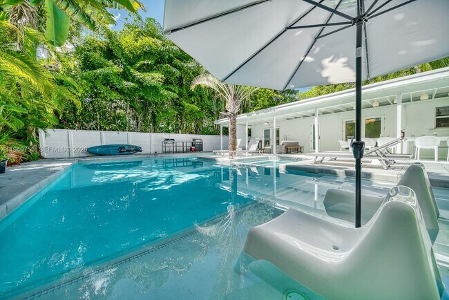 Building Photo - 4000 Kumquat Ave