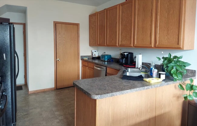 Building Photo - 1455 Millbrook Dr