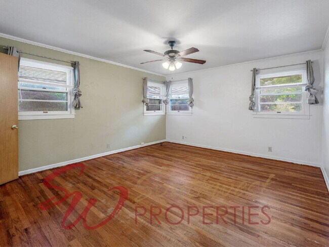 Building Photo - 4 Bedroom Home Just One Block from Campus | 2 Living Areas + Corner Lot