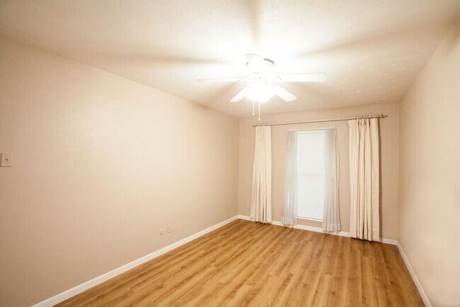 Building Photo - 921 Mossvine Dr