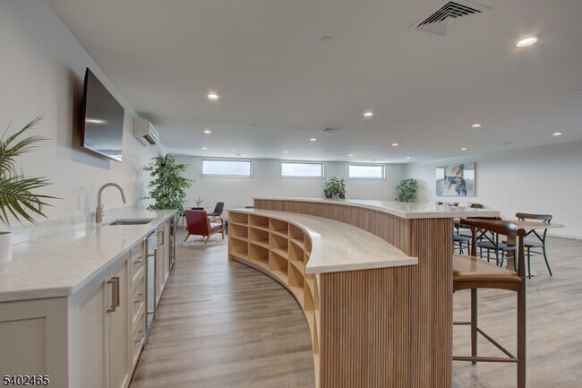 Building Photo - 272 Willow Ave