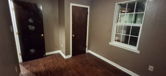 Building Photo - 4701 Lynch Dr