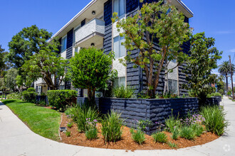 Building Photo - 1352 S Carmelina Ave Los Angeles, CA 90025