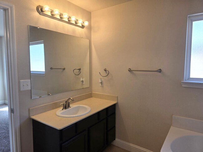 Building Photo - 3 Bedroom 2 bath home!