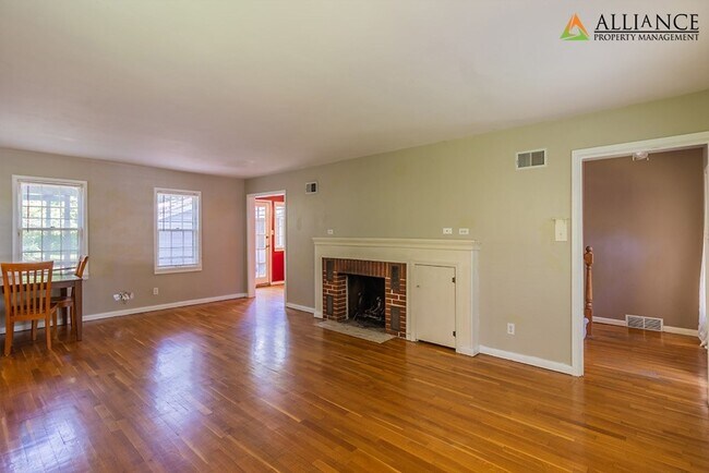 Building Photo - Spacious home close to KSU Campus!