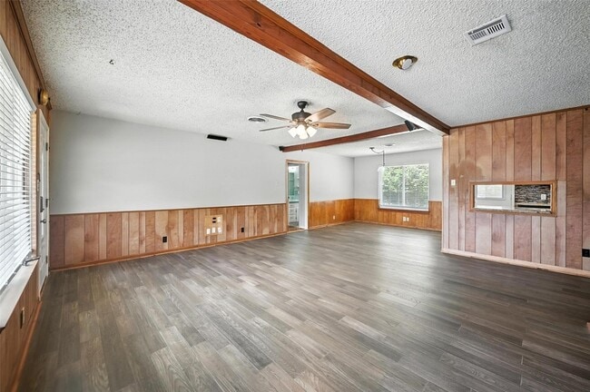 Building Photo - 302 Young Dr