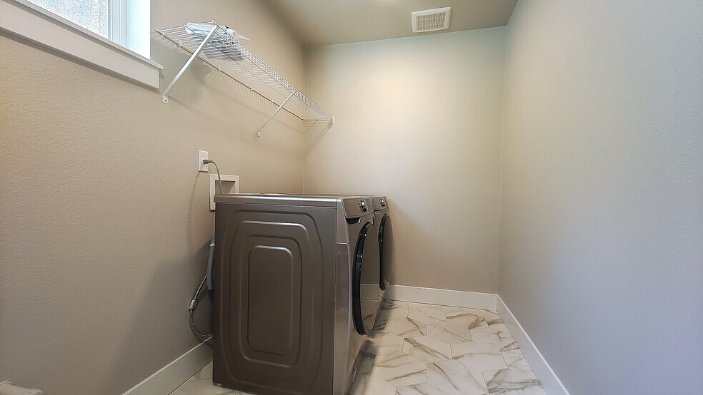 Building Photo - 17542 SW Sunview Ln