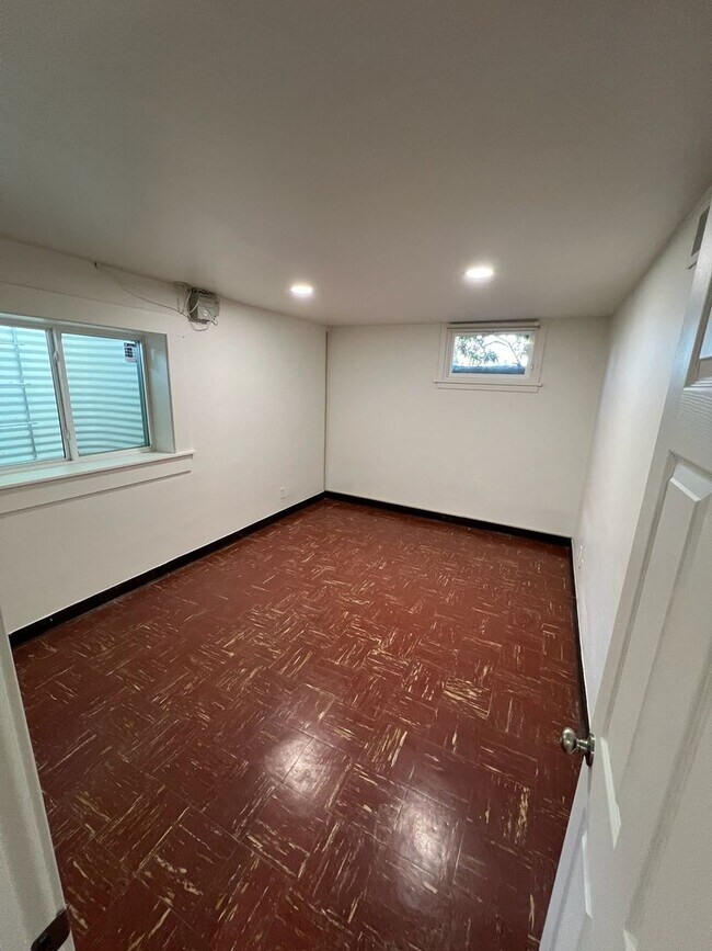 Building Photo - 841 Red Apple Rd