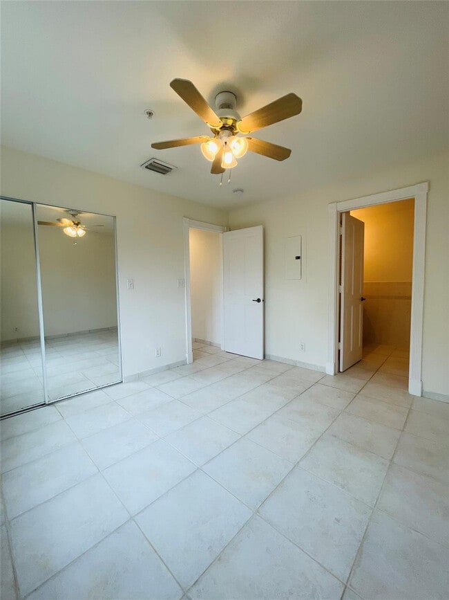 Building Photo - 2605 Bay Dr