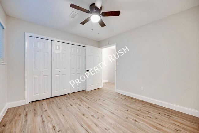 Building Photo - 2323 Green Forest Dr