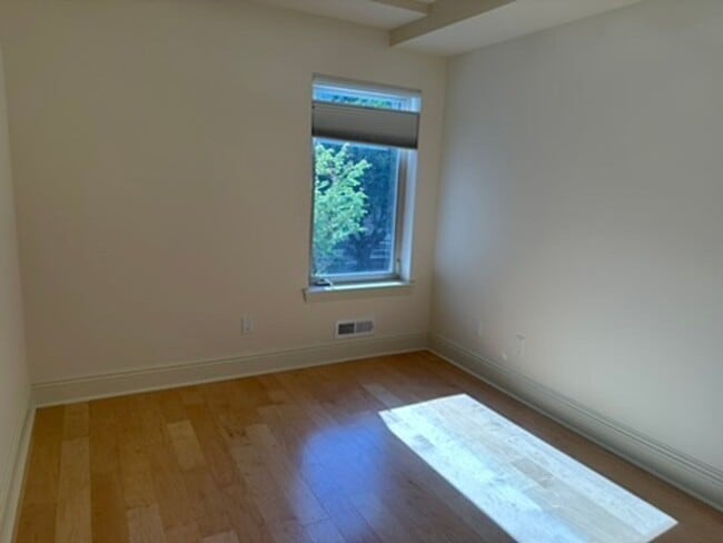 Building Photo - Epic REA- Serene 2 BR/1 BA Flat w/Private Deck & Yard in Lone Mountain