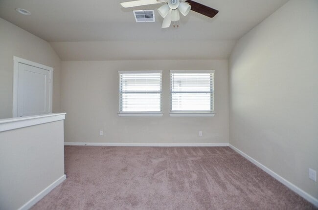 Building Photo - Beautiful 2 story home with 4 bedrooms, 2,...