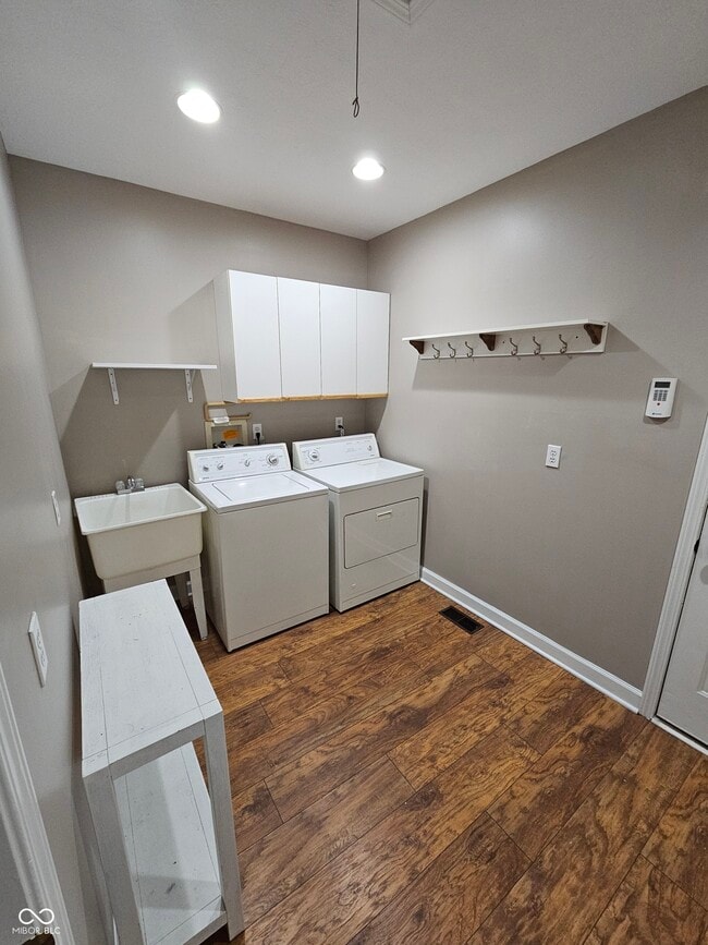 Building Photo - 945 Fox Hill Dr