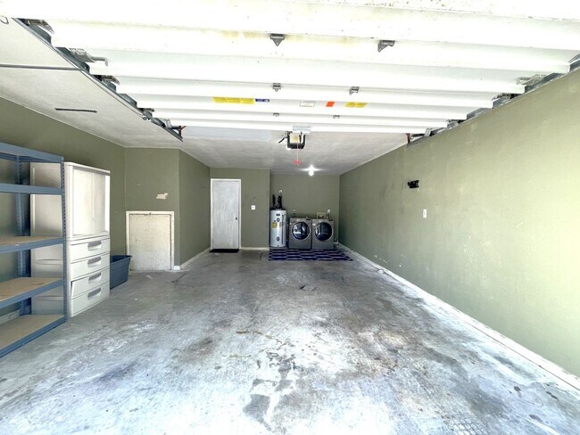 Building Photo - Freshly painted & Available NOW! Tri-Level...