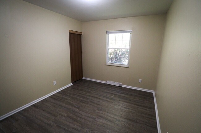 Building Photo - 3 Bedroom House