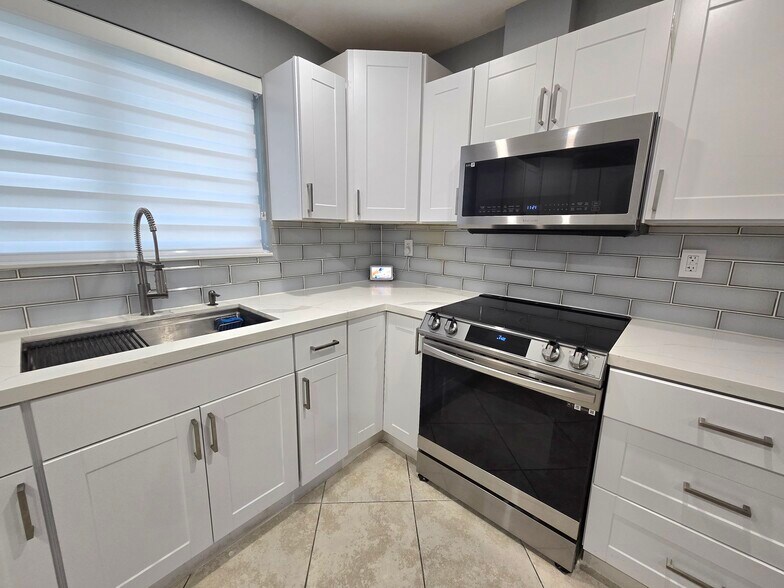 Building Photo - 7870 NW 11th Ct