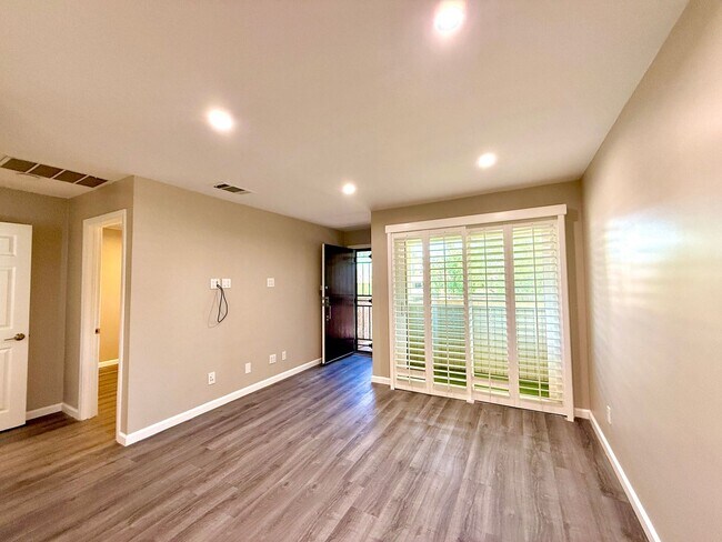 Building Photo - 685 N Ashurst Ct