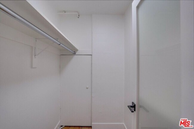 Building Photo - 435 N Oakhurst Dr