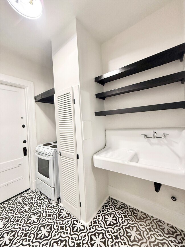 Building Photo - 3920 Fannin St