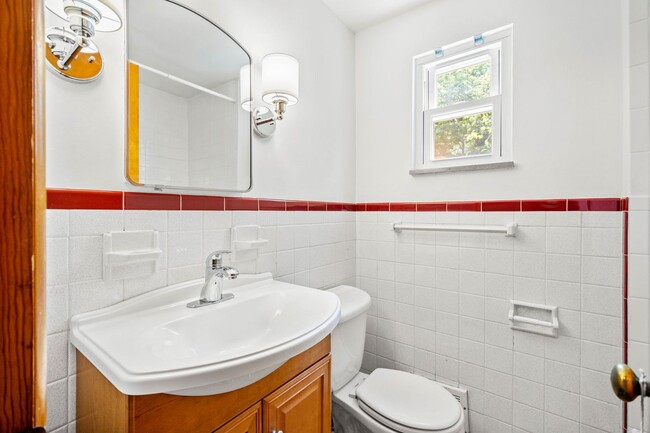 Building Photo - AVAILABLE AUGUST 1ST! STUNNING 3 BEDROOM IN BEECHVIEW!