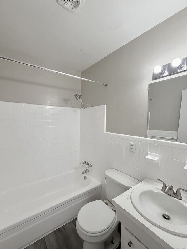 Building Photo - Palms on 31st Unit 106