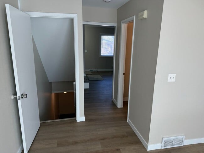 Building Photo - Spacious 2-bed, 1.5-bath Townhouse-Delivers Comfort & Convenience