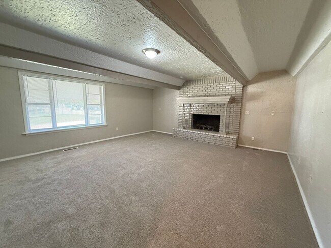 Building Photo - Huge 4 Bedroom in West Tulsa