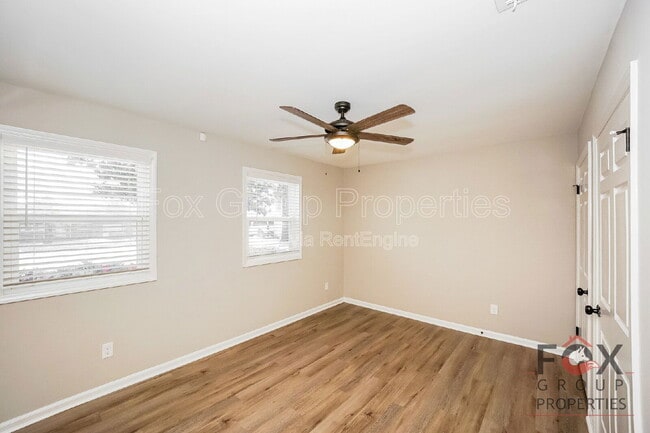 Building Photo - 305 Camelot Dr