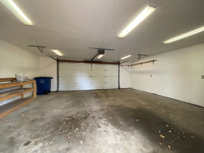Building Photo - 4 Bedroom Townhome by Moorhead High School!