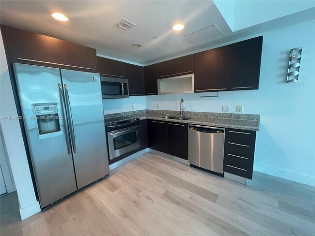 Building Photo - 950 Brickell Bay Dr