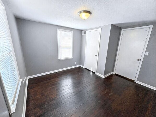 Building Photo - Spacious 4-Bedroom Home in a Prime Locatio...