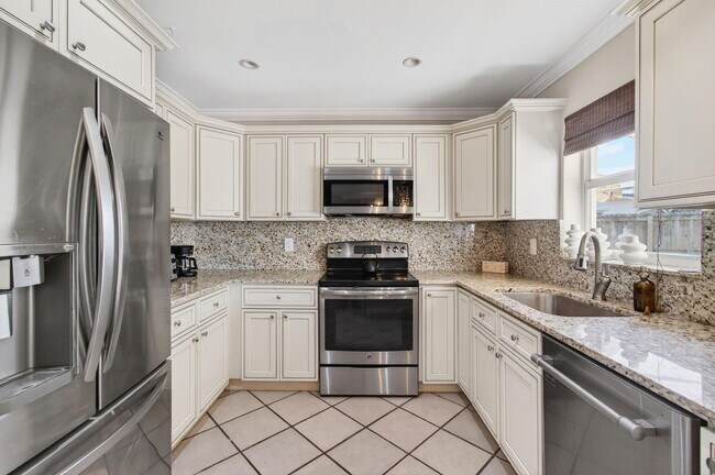 Building Photo - 301 SE 8th Ave