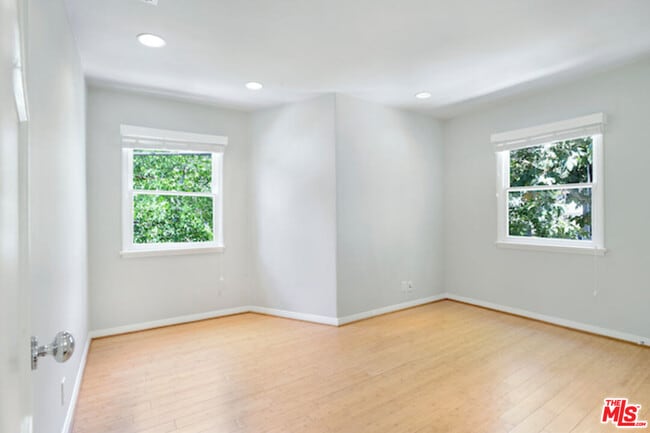 Building Photo - 2326 Canyon Dr