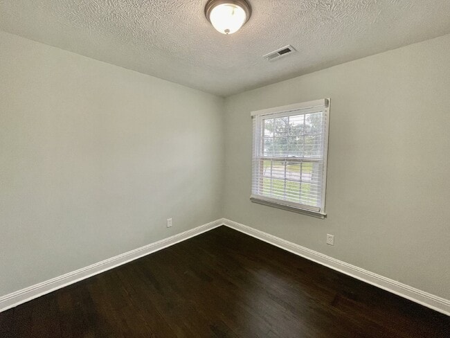 Building Photo - 3 Bed, 2 Bath Nest Near Cape Fear Valley