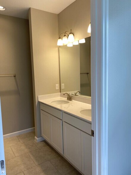 Building Photo - 308 Lake Smart Cir