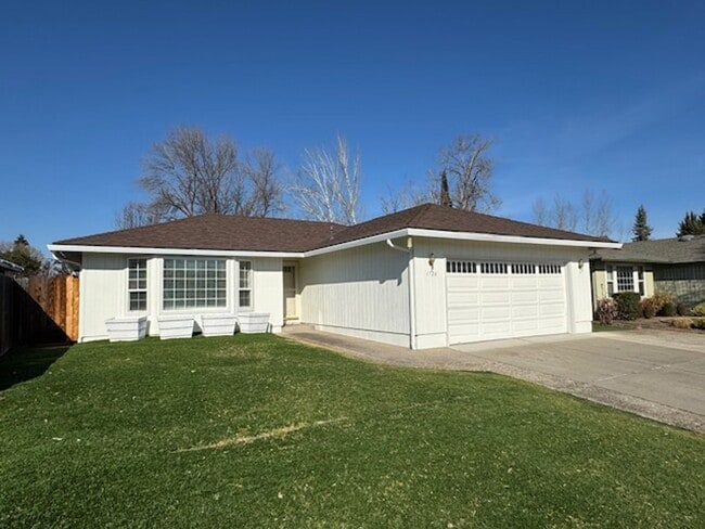 Building Photo - 3 Bedroom/ 2 Bathroom Single Level Home