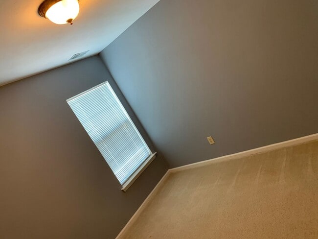 Building Photo - 3 Bedroom 2 Bathroom Single Family Condo