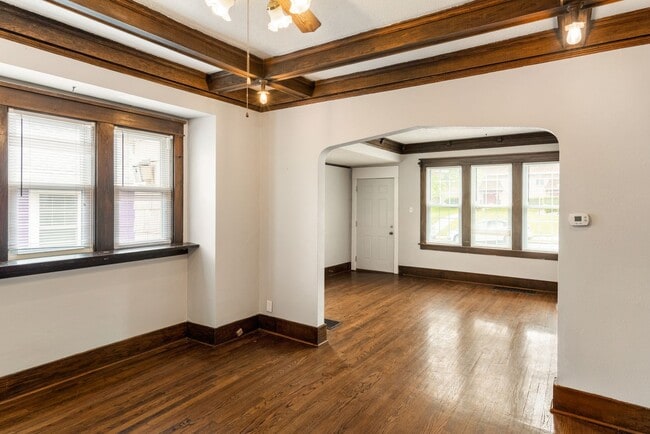 Building Photo - Available now!  517 S. 35th St.  4 Bedroom, 2 Bath Great Midtown location, 1 car garage.