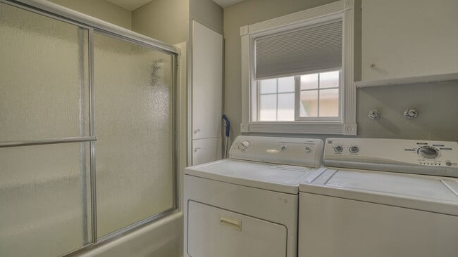 Building Photo - 2-bedroom/1 bathroom, parking included