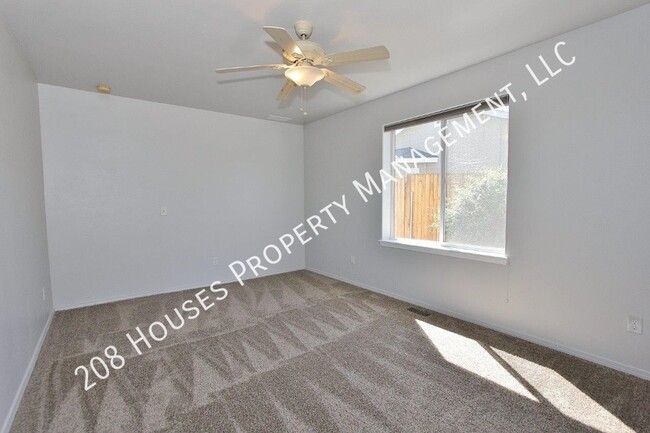 Building Photo - Clean & Move-In Ready Home!