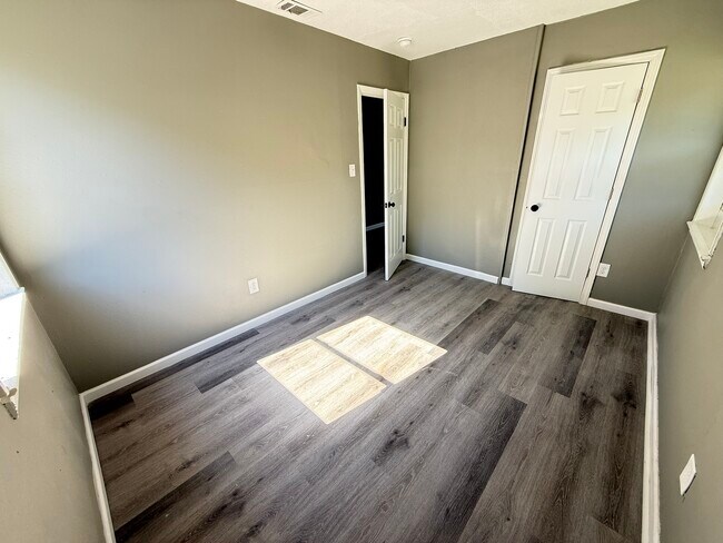 Building Photo - 3831 Morningview Dr