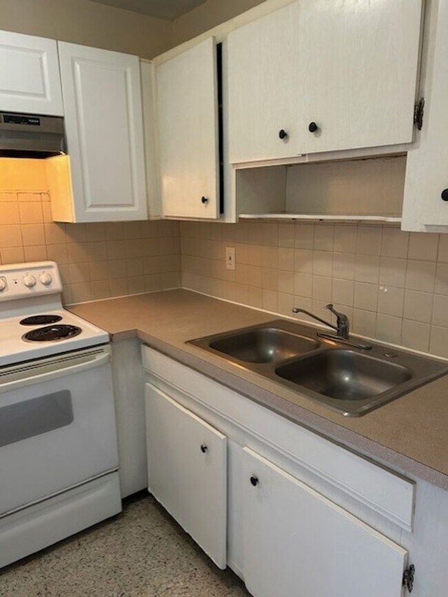 Building Photo - Well maintained 1/1 centrally located