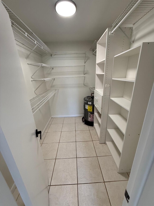 Building Photo - 1950 N Andrews Ave