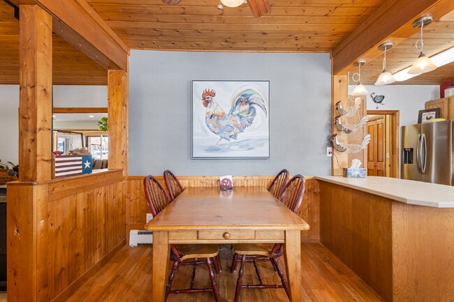 Building Photo - Spacious 4-Bedroom Home in the Heart of Sh...